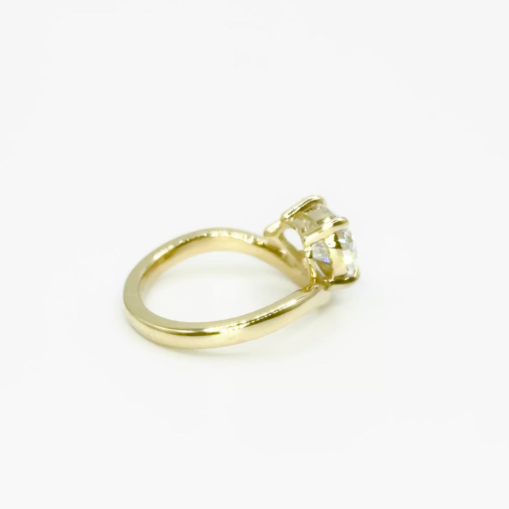
                  
                    Load and play video in Gallery viewer, 1ct Pear Lab Diamond Ring in 14k Yellow Gold
                  
                